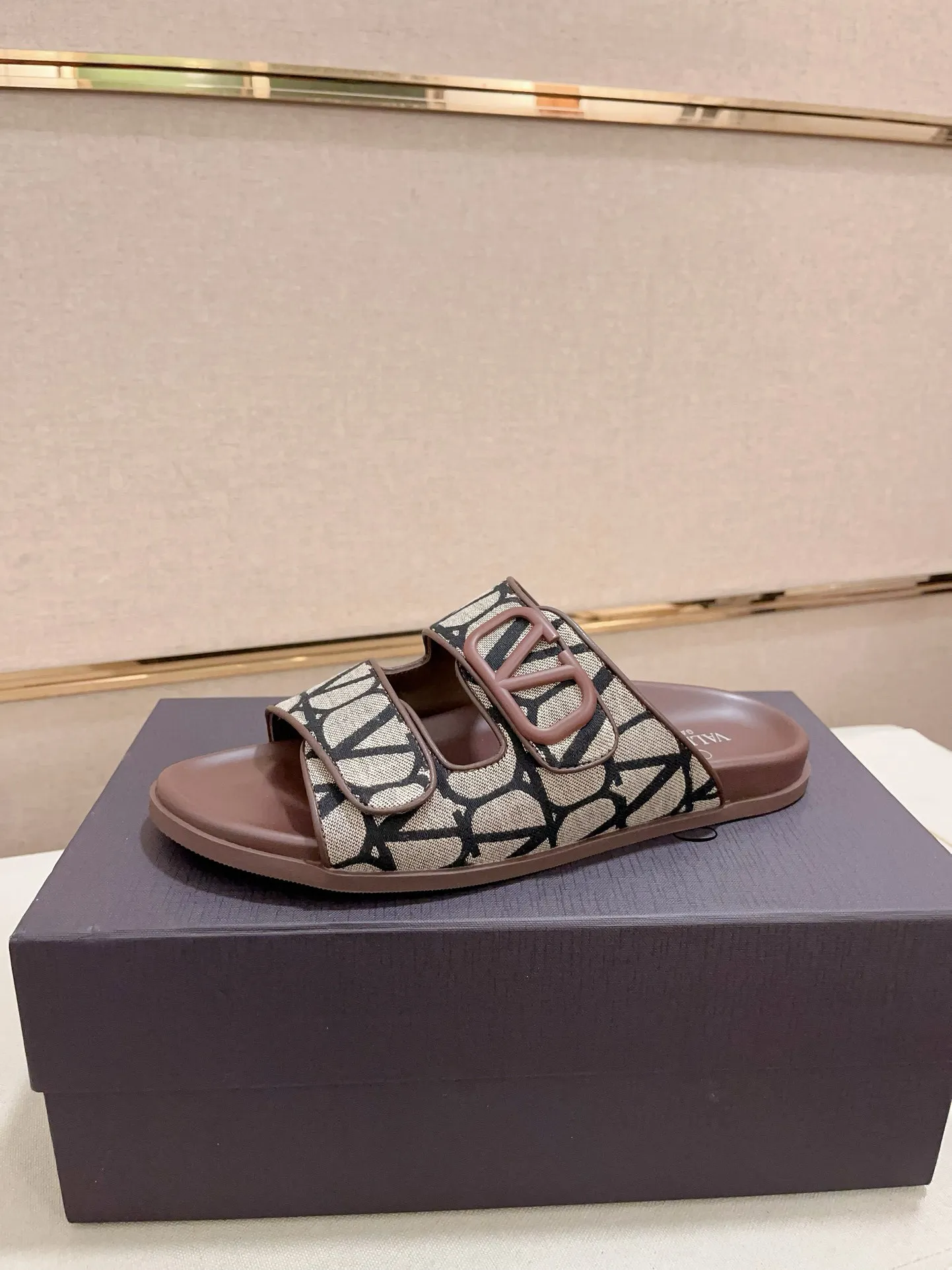 Men's shoes💰: 440💰[Valentino] New men's boutique slippers, counter quality, classic plaid, the actual workmanship is quite complex🔰The uppers are made of imported fabrics➕🐑Sheepskin lining, which tests the craftsman's craftsmanship➕original PU outsole. Size: 38-44 (45 can be customized, non-refundable)